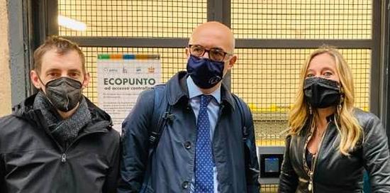 gli assessori davanti all'ecopunto