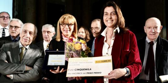 La consegna del primo premio da parte dell'assessore Rosso: dietro a lei i membri della giuria