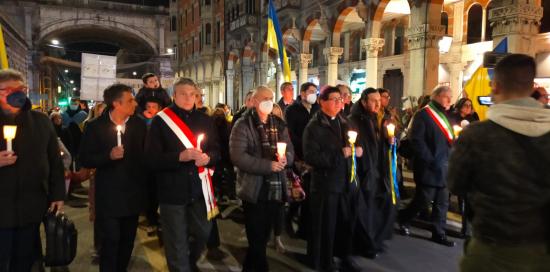 autorità durante la fiaccolata