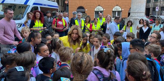 Sindaca Salis con i bimbi in piazza Bandiera