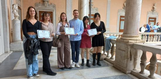 foto di gruppo dei vincitori nel loggiato al piano nobile di palazzo Tursi