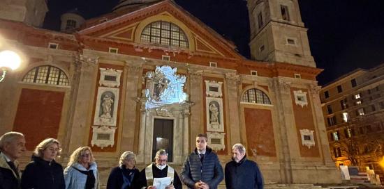 il sindaco e l'assessore Piciocchi davanti alla basilica insieme ad altri