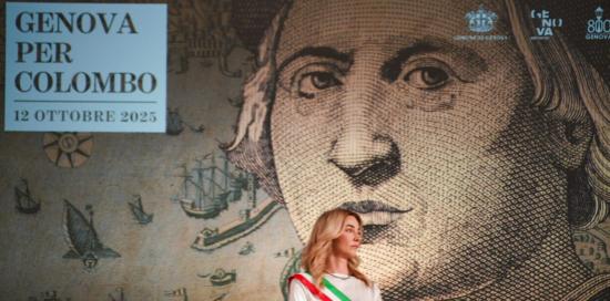 La sindaca Silvia Salis davanti allo schermo dove è ritratto Cristoforo Colombo durante la Cerimonia Colombiana al Ducale