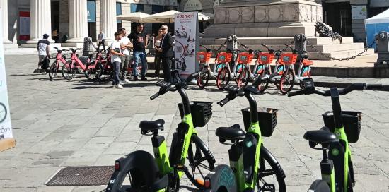 L'assessore Robotti sotto la statua di Garibaldi a cavallo, in largo Pertini, accanto ad alcune bici elettriche in sharing L'assessore Robotti sotto la statua di Garibaldi a cavallo, in largo Pertini, accanto ad alcune bici elettriche in sharing