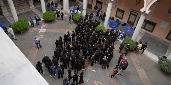 Ragazze e ragazzi nel cortile di Palazzo Tursi