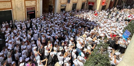 Folla di over 65 davanti a Palazzo Tursi per l'evento di chiusura del progetto "Sport Senior"