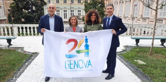 Foto post conferenza con i rappresentanti di AIRC e Ciclistica Molassana. Sullo sfondo i palazzi di via Garibaldi