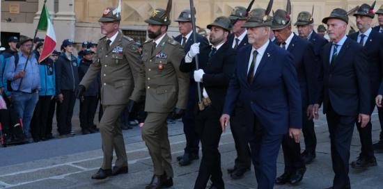 Gli Alpini pronti a schierarsi davanti a Palazzo Ducale per il discorso ufficiale della sindaca Salis