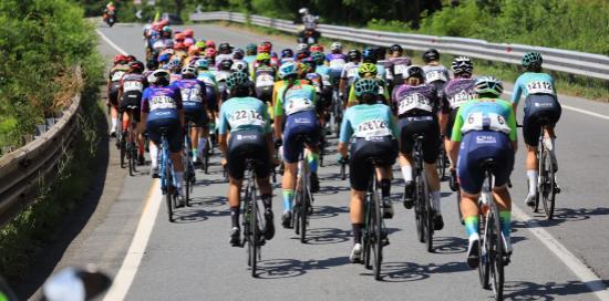 Gruppo di cicliste su strada durante una competizione