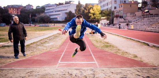 Salto in lungo, un atleta con disabilità immortalato mentre è sospeso nell'aria