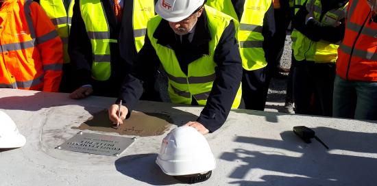 firma del commissario sulla pila