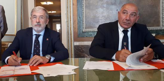 Il sindaco al tavolo mentre firma l'accordo