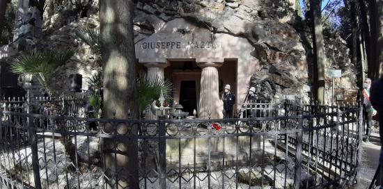 Esterno del mausoleo di Mazzini