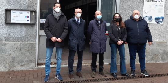 autorità posano davanti all'ingresso del nuovo centro del riuso