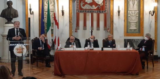 tavolo relatori e sindaco che parla in piedi tavolo relatori e sindaco che parla in piedi