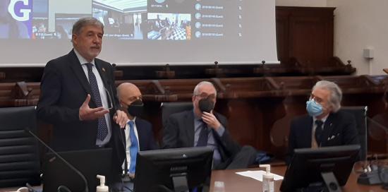 tavolo relatori e sindaco che parla in piedi