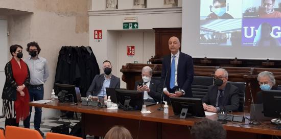 tavolo relatori e partecipanti in aula Benvenuto