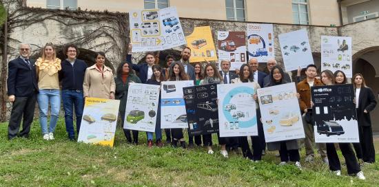 foto di gruppo nel giardino della scuola di architettura