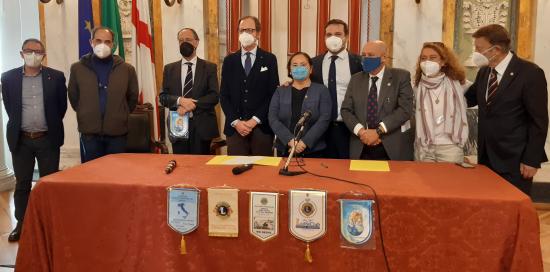 foto di gruppo in salone di rappresentanza