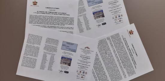 fogli stampati con il comunicato stampa
