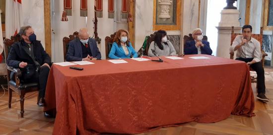 tavolo dei relatori alla conferenza stampa