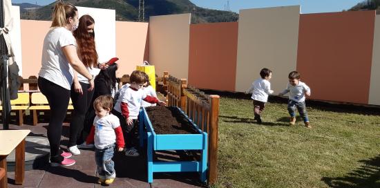 bambini e maestre nella zona giochi all'aperto