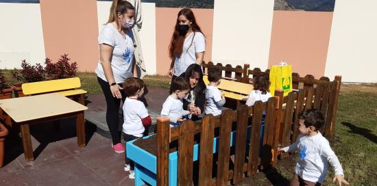 bambini e maestre nella zona giochi all'aperto