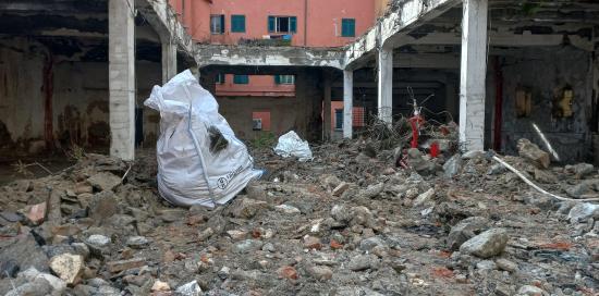 Demolizione in corso del vecchio edificio: una distesa di materiale da portare via