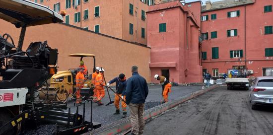 Lavori in corso sulla pavimentazione dell'area poi destinata a parcheggio pubblico