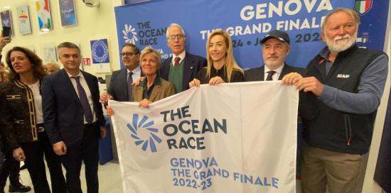 foto di gruppo con bandiera The Ocean Race