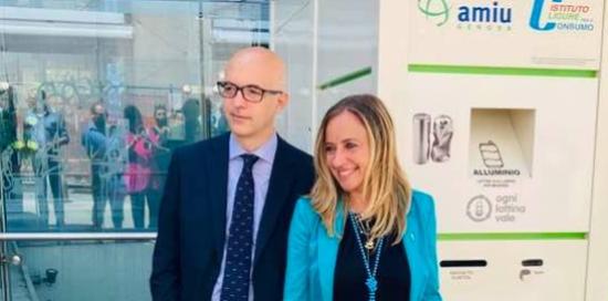 assesore Campora e assessore Bordilli davantia al macchinario