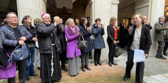 foto di gruppo con mons Tasca