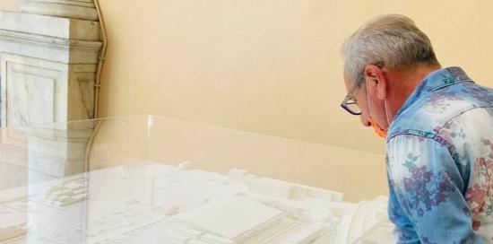 persona guarda modellino