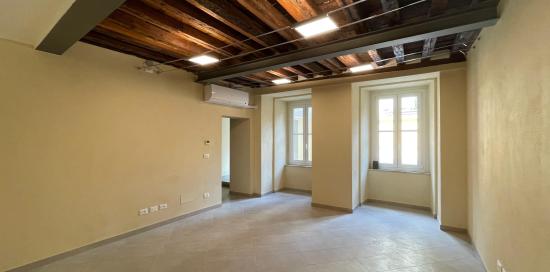 Uno dei locali interni di vico Vegetti appena ristrutturati con la conservazione degli elementi in legno del soffitto originario