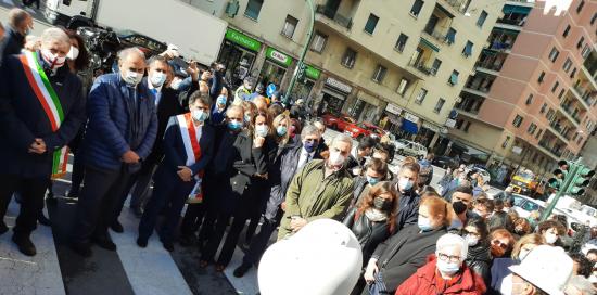 autorità e cittadini in raccoglimento davanti alla targa in ricordo delle vittime
