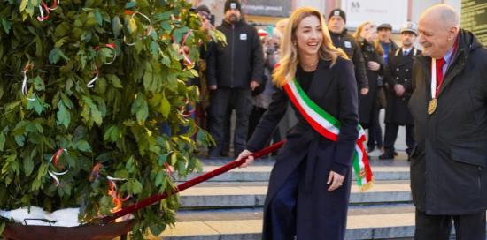 L'accensione del falò da parte della sindaca Salis. Al suo fianco l'abate del popolo Franco Bampi