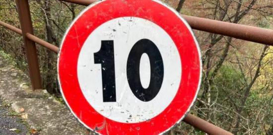 segnale 10 chilometri orari