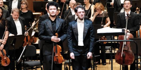 Aozhe Zhang e il direttore Alessandro Bonato ricevono l'applauso del pubblico