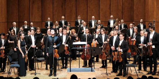 L'orchestra al gran completo applaudita dal pubblico