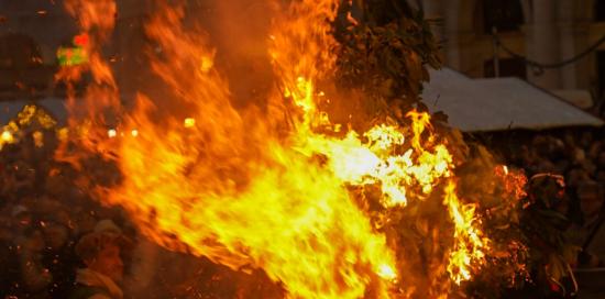 Il falò del "Confeugo" in piazza De Ferrari