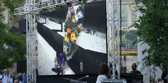 L'immagine finale del video dedicato alle vittime: un mazzo di fiori appoggiato sulla strada L'immagine finale del video dedicato alle vittime: un mazzo di fiori appoggiato sulla strada