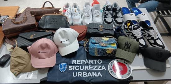 La merce contraffatta sequestrata