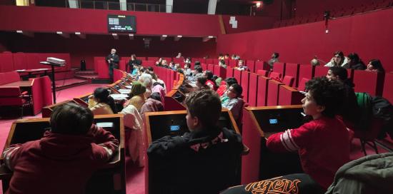 Un momento della "lezione" in Sala Rossa, con i bimbi seduti "al posto" dei consiglieri comunali Un momento della "lezione" in Sala Rossa, con i bimbi seduti "al posto" dei consiglieri comunali
