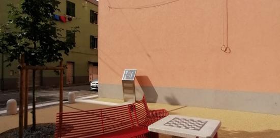 Panchine e sedute attorno alla scacchiera