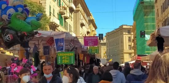 una strada del quartiere di San Fruttuoso affollata per la Fiera di sant'Agata