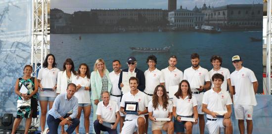 Premiazione atleti canottaggio Genova Regata Repubbliche Marinare