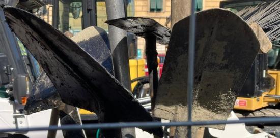 Attrezzi impilati all&#039;interno di un&#039;area di cantiere