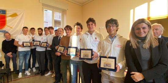 A Villa de Mari premiati gli atleti trionfatori alla 67° Regata delle Antiche Repubbliche Marinare e l’equipaggio misto vincitor
