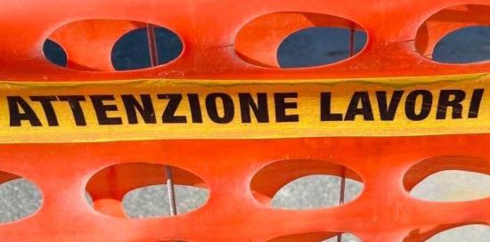 scritta "attenzione lavori in corso" su rete da cantiere