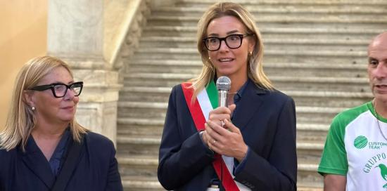 La sindaca Salis insieme alla assessora Bruzzone e a un tedoforo